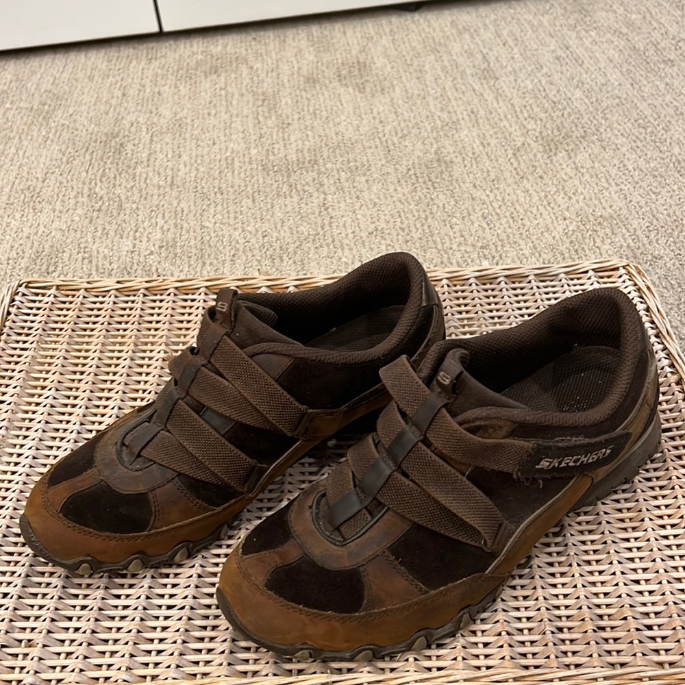 Brown Skechers tennis shoes